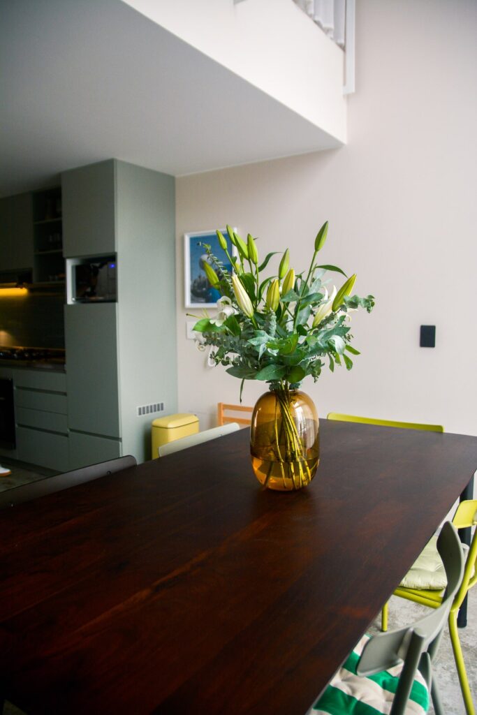 La directora de arte Angela Kusen compró el dúplex en el Armando de Alfonso Ugarte de Barranco como inversión, para convertirlo en un alojamiento, pero también para transformarlo en un espacio flexible y una extensión de sus proyectos creativos personales.